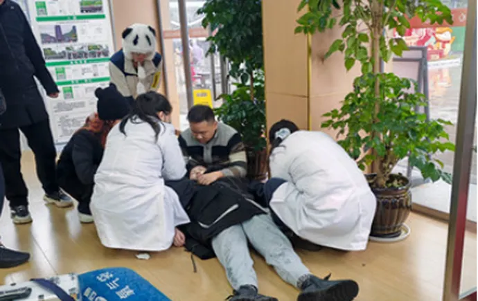 景医联动显温情，张家界国家森林公园门票站（南门）成功救助突发疾病游客