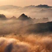 张家界黄石寨雨后现日出云海 仙境画卷醉游人