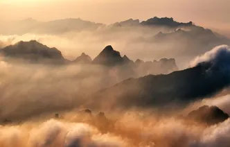 张家界黄石寨雨后现日出云海 仙境画卷醉游人