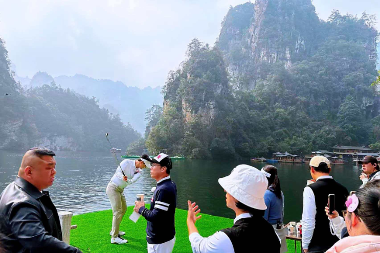 韩国热门综艺《洪仁奎的高尔夫 TV》宝峰湖取景 解锁文旅新玩法