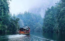 泛舟宝峰湖：在三月烟雨中遇见水墨张家界