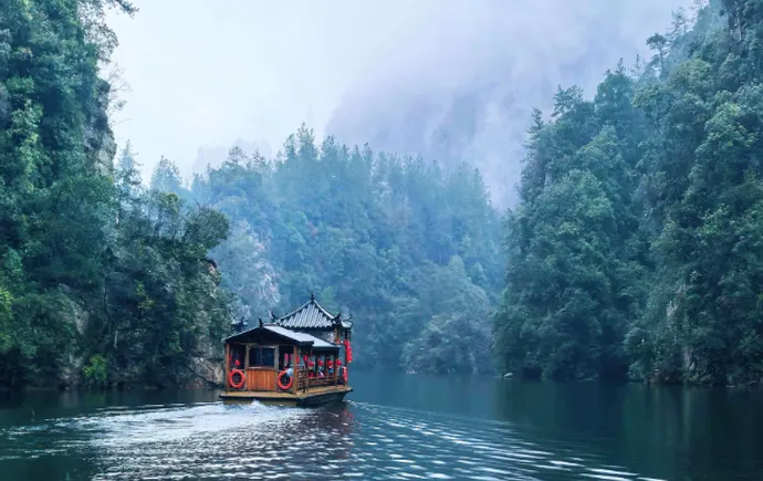 泛舟宝峰湖：在三月烟雨中遇见水墨张家界