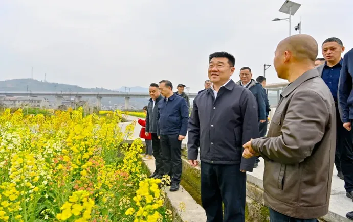 钟君调研特色农业产业