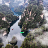 张家界宝峰湖景区雨后春光美 中外游客赏花观瀑陶醉其间