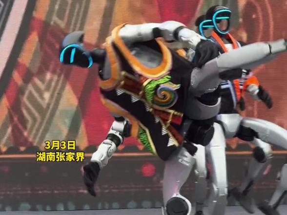 视频｜张家界：机器人炫舞元宵灯会