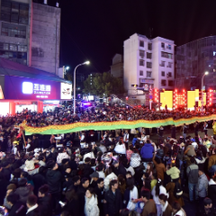 2026张家界元宵夜晚巡游嗨翻全城（图）