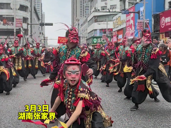 视频｜张家界：八岁小女孩领跳傩面舞