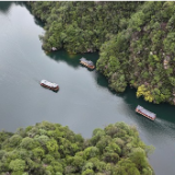 云雾氤氲山水间 踏春乐游宝峰湖（组图）