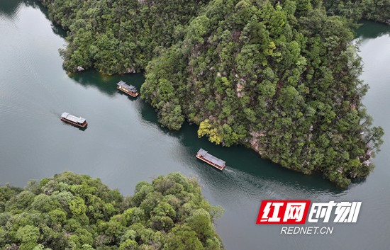 云雾氤氲山水间 踏春乐游宝峰湖（组图）