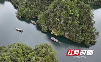 云雾氤氲山水间 踏春乐游宝峰湖（组图）