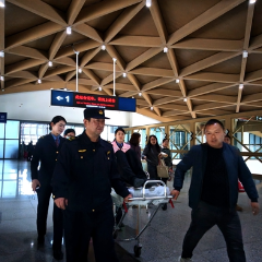 张家界市武陵源区多部门联动护送受伤游客乘高铁返乡