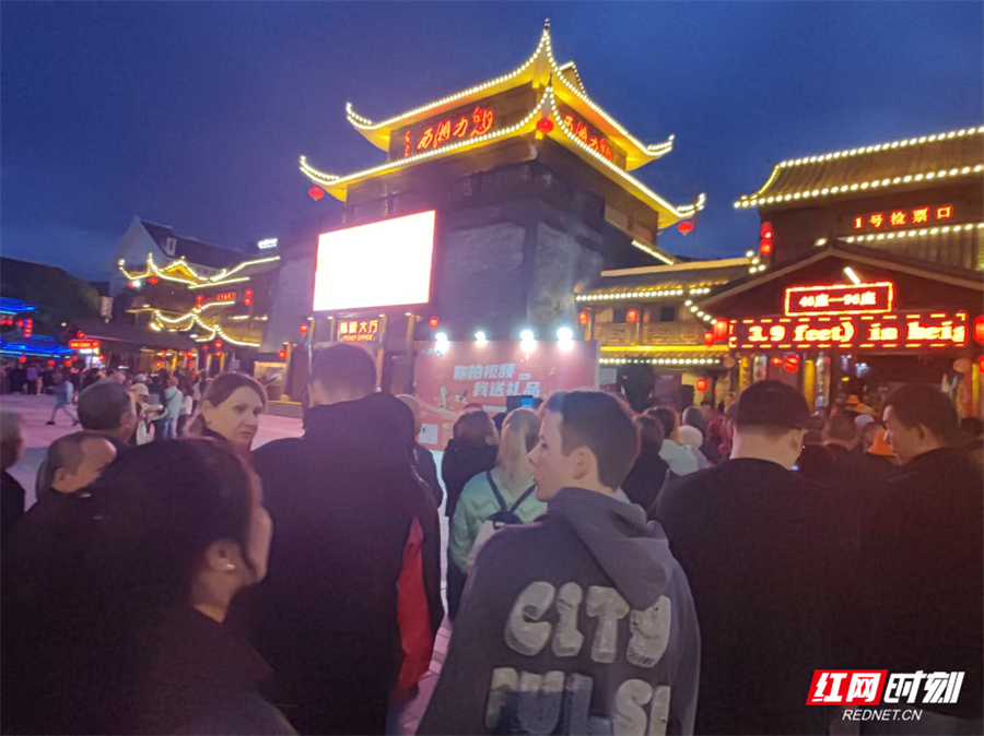 张家界《魅力湘西》人气爆棚 外国游客沉浸式感受湘西文化