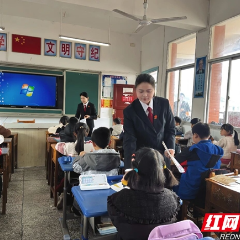 法润校园护成长 慈利法院第六党支部开展预防校园欺凌主题班会