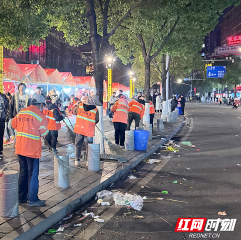 元宵灯会璀璨落幕 张家界环卫人深夜“大扫除”还城市一片洁净