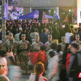 武警张家界支队：元夜花灯俏 他们在人潮中定格成最美风景