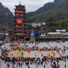 中外游客张家界武陵源共享元宵节民俗大餐