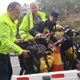 路上的“雷锋精神” 高速人热心帮助外国骑行者