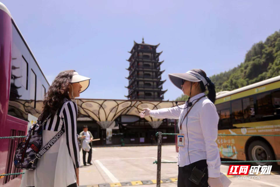 张家界环保客运：多语服务筑桥 擦亮世界级景区名片
