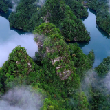 春临宝峰湖：云雾漫峰峦 碧水入画来