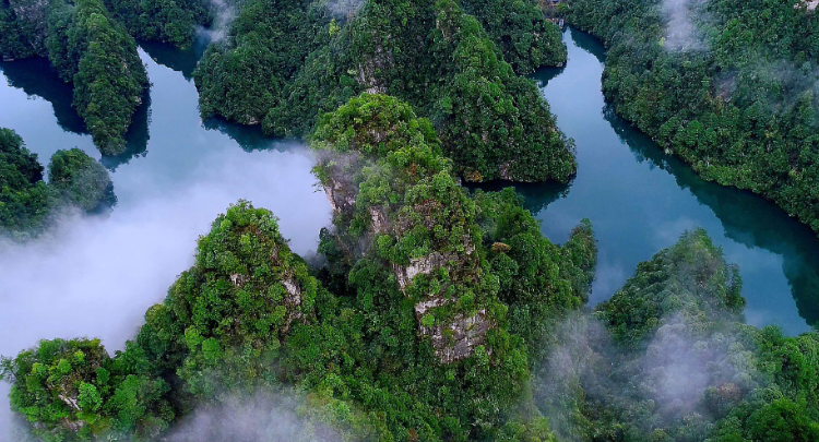 春临宝峰湖：云雾漫峰峦 碧水入画来