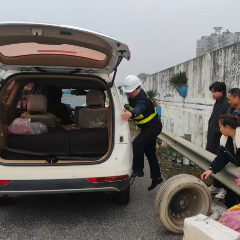 张家界高速：路产队员暖心相助 爆胎车辆转危为安