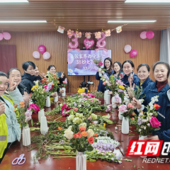 巾帼绽芳华，温情暖旅途——张家界西中心收费站开展“三八”妇女节系列活动