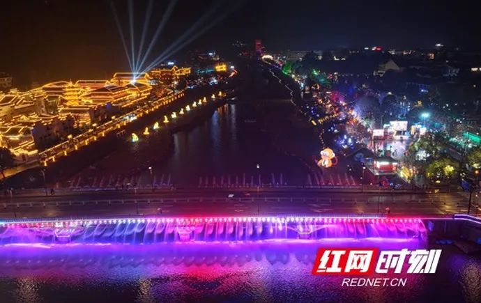 张家界市武陵源区：灯光璀璨 尽显山水夜游魅力（组图）