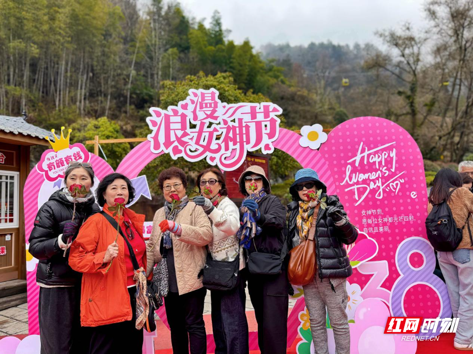 宠粉不重样 温情暖女神——杨家界索道三八女神节活动温情上演