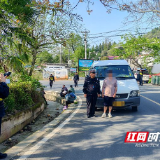 永定区:一车辆因超员被查