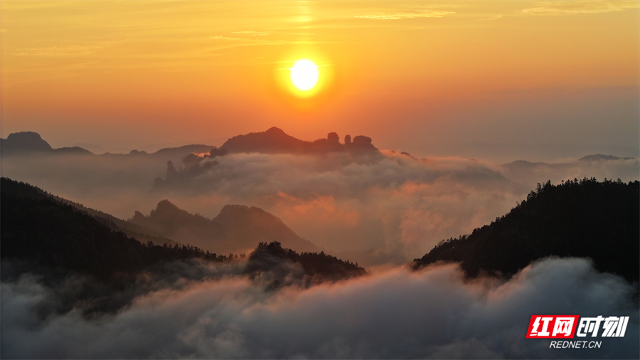张家界黄石寨景区夕阳云海美景同框