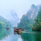 舟行碧波上 人在画中游——张家界宝峰湖春日的烟雨诗行