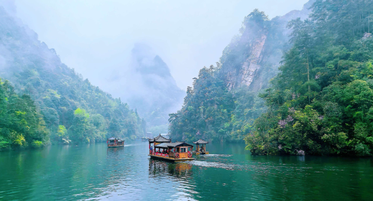 舟行碧波上 人在画中游——张家界宝峰湖春日的烟雨诗行