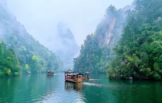 舟行碧波上 人在画中游——张家界宝峰湖春日的烟雨诗行