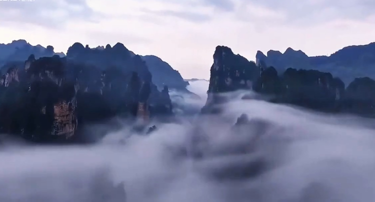 张家界：云涌百丈峡 山水绘画卷