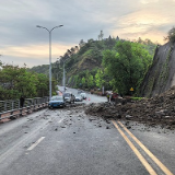 张家界：山体滑坡突发险情 交警快速处置保畅通