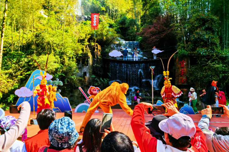 萌趣猴群+经典NPC，张家界宝峰湖花果山水帘洞焕新迎客