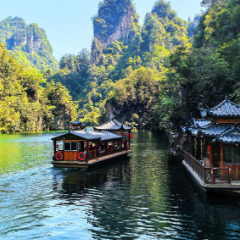 中韩交流嘉宾畅游宝峰湖