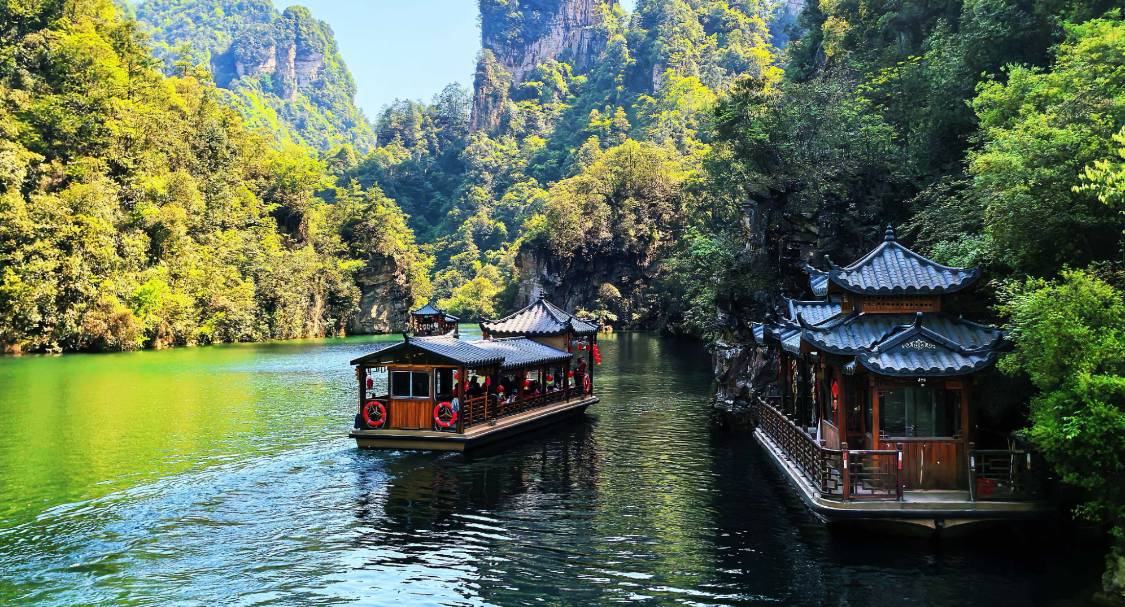 中韩交流嘉宾畅游宝峰湖