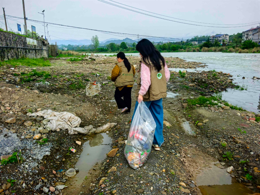 绿色卫士张家界大队开展茅溪河生态护河行动