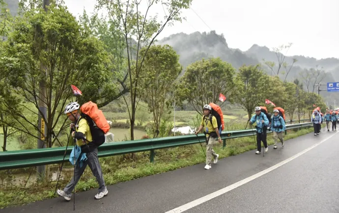 张家界七星山·骆驼杯户外挑战赛选手精神拉满：山河见证，向上就对了！