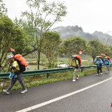 张家界七星山·骆驼杯户外挑战赛选手精神拉满：山河见证，向上就对了！