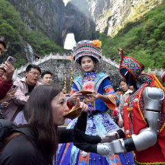 张家界宠游客丨超有爱！天门山景区“五一”假期宠游客模式开启