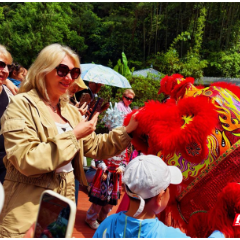 张家界宠游客｜宝峰湖：非遗进景区，中外游客乐翻天