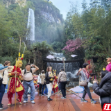 清明踏春宝峰湖:杜鹃漫山开,民歌绕湖来,猴王闹春趣