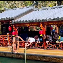 春寒湖暖!张家界宝峰湖员工连续两天跳湖捞手机,用行动诠释景区温度