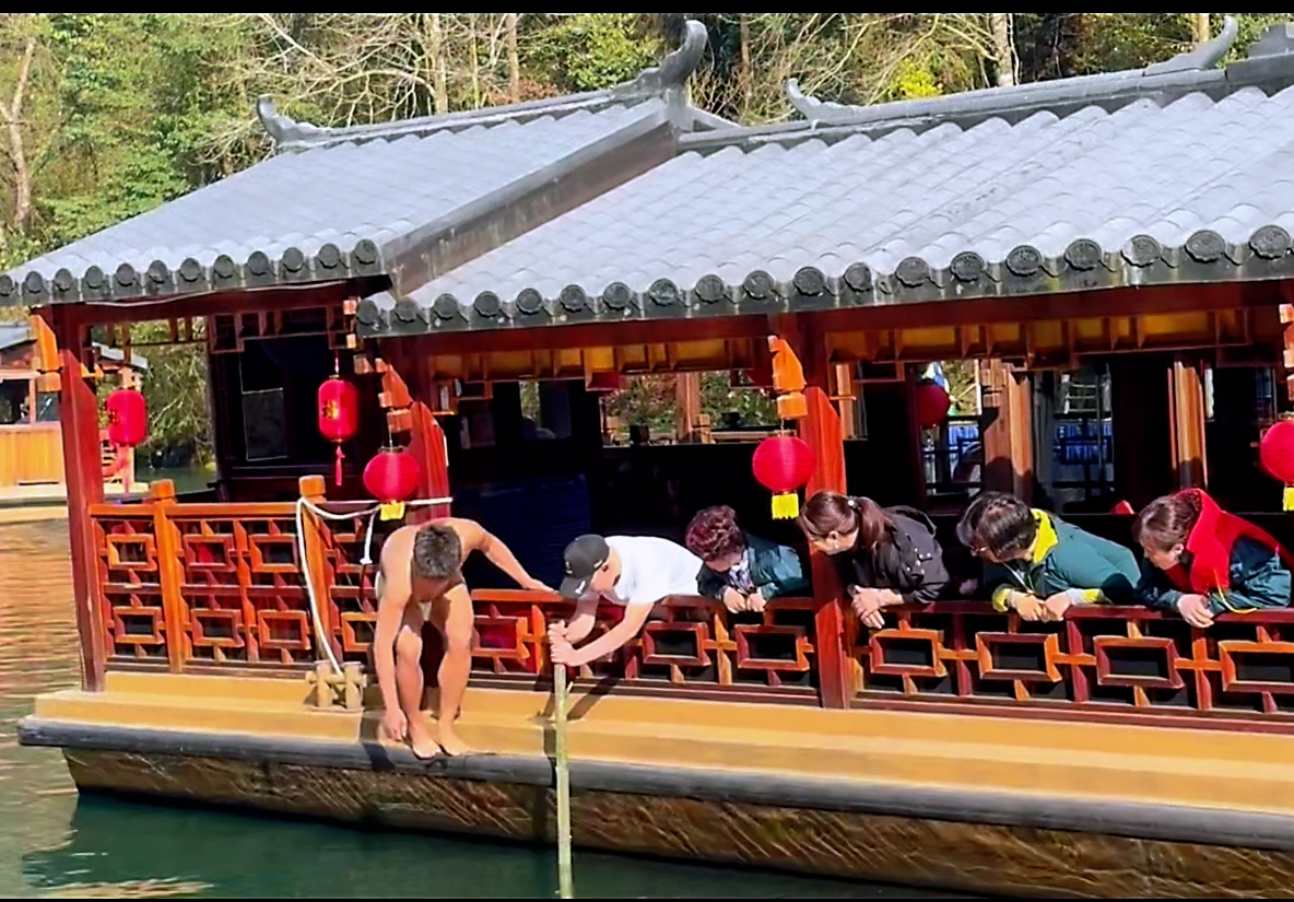 春寒湖暖！张家界宝峰湖员工连续两天跳湖捞手机，用行动诠释景区温度
