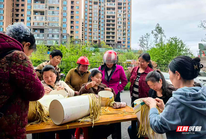 桑植县织羽手工编织工厂“灵活工位”让妇女顾家增收两不误