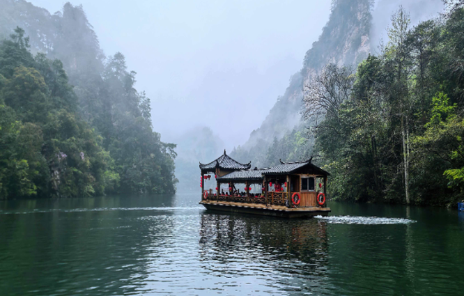 雨润张家界 仙境宝峰湖：山水诗意引中外游客