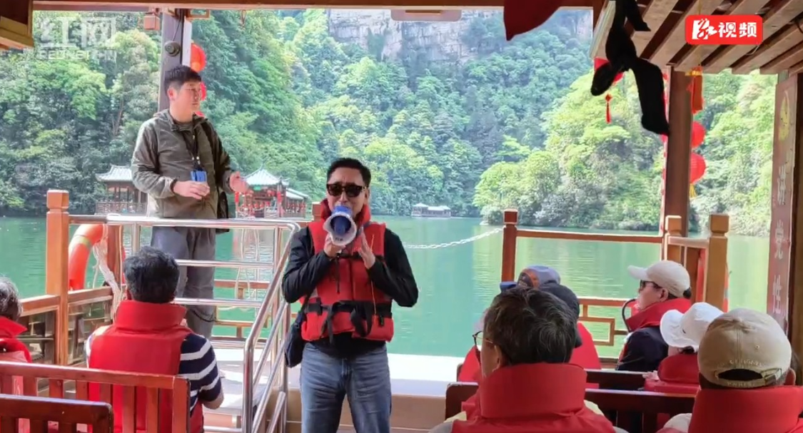 韩国游客在张家界宝峰湖开麦