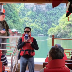 韩国游客在张家界宝峰湖开麦